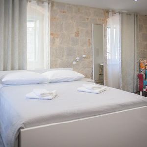 Elegant Residence Rooms & Apartments